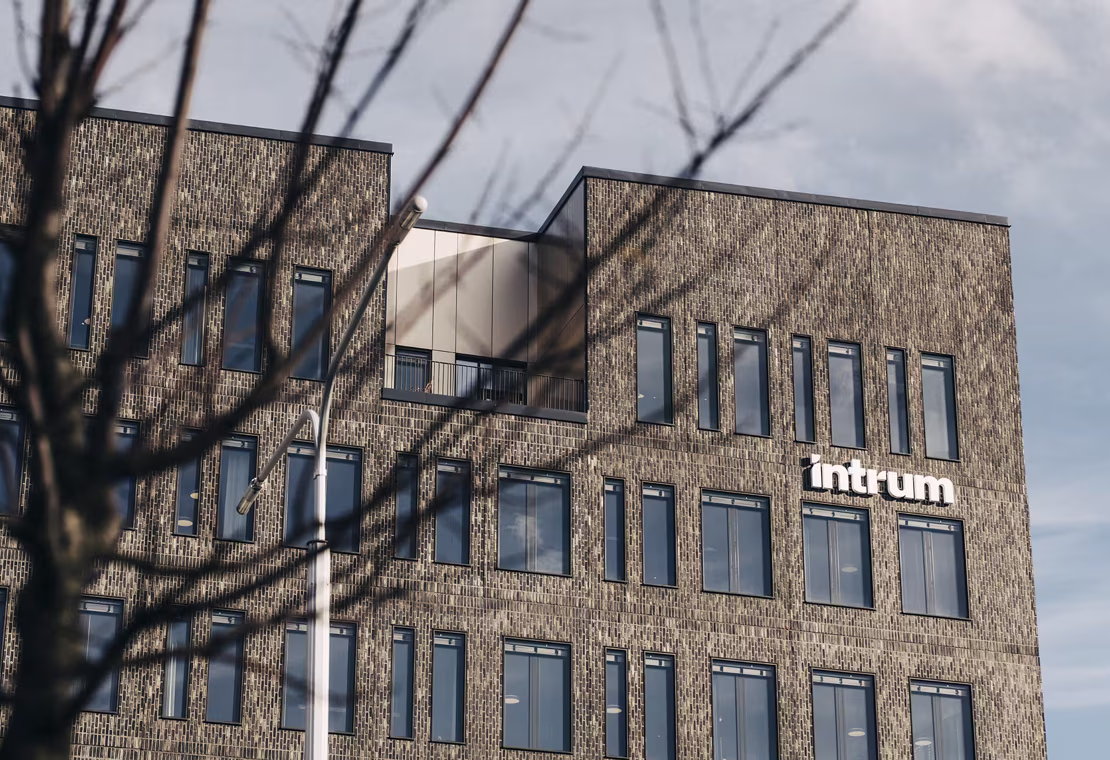 Sikeres volt az Intrum tőkeszerkezeti megújítása - erősebb alapokkal és új vezetővel vág neki a következő időszaknak